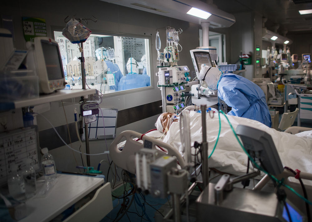 2020年3月19日,医护人员在肺科医院重症监护室抢救新冠肺炎患者.