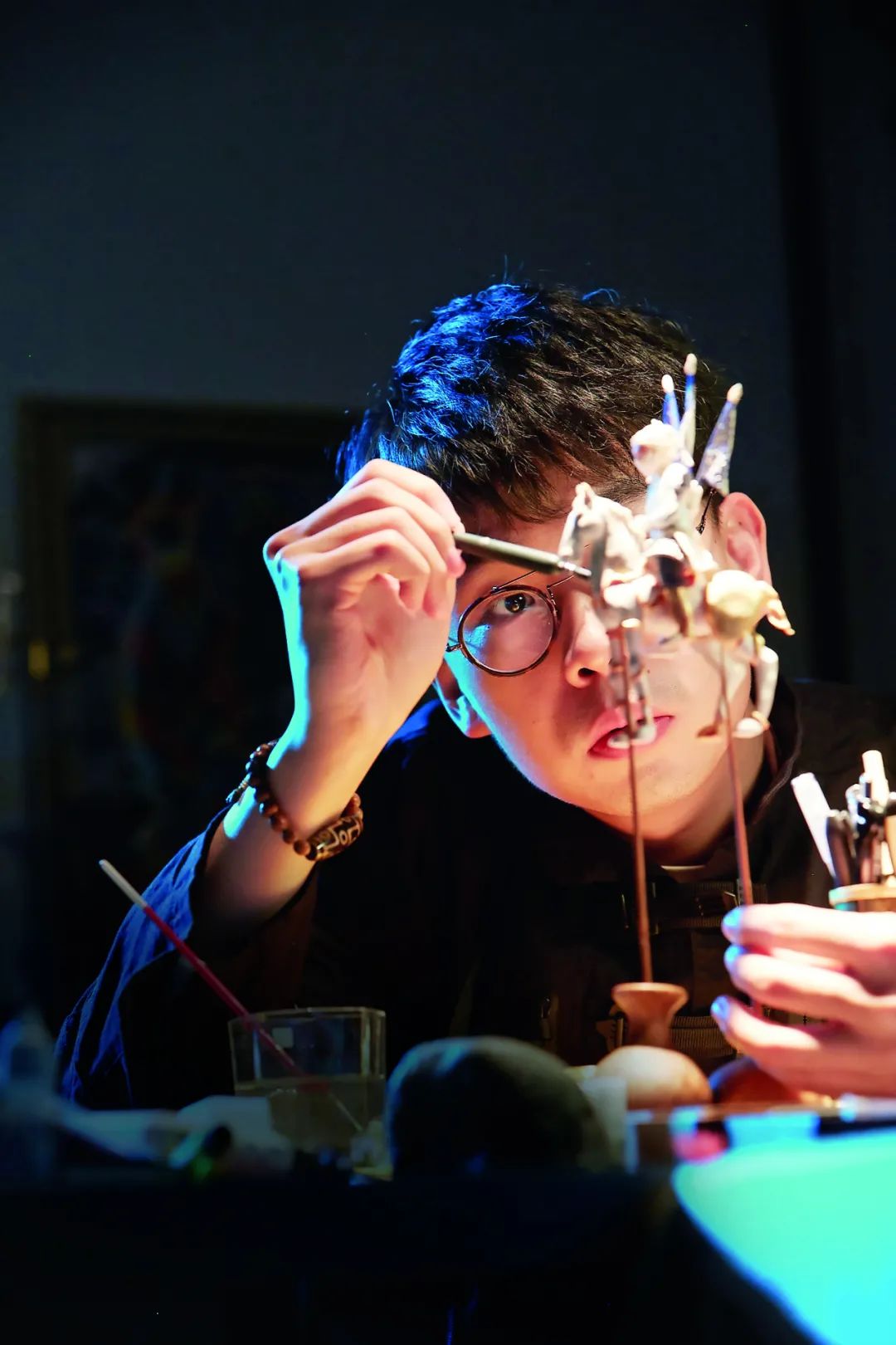 郎佳子彧在做捏面人."我小时候,人们提起传统手工艺,都觉得很土.