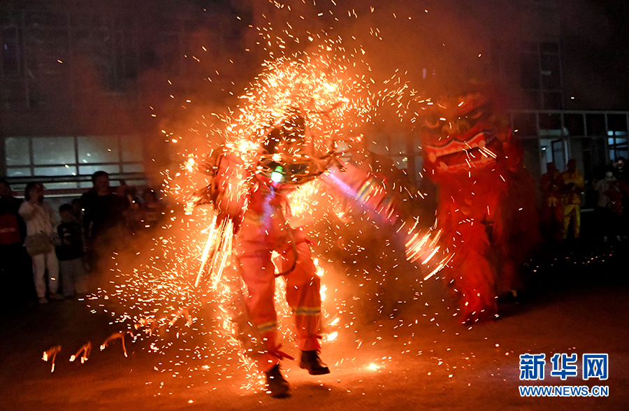 非遗“火老虎” 再现淮河畔 非遗“火老虎” 再现淮河畔