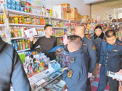 <p>    校园周边环境联合执法活动。（本版资料图片均由吴忠市司法局提供）</p>