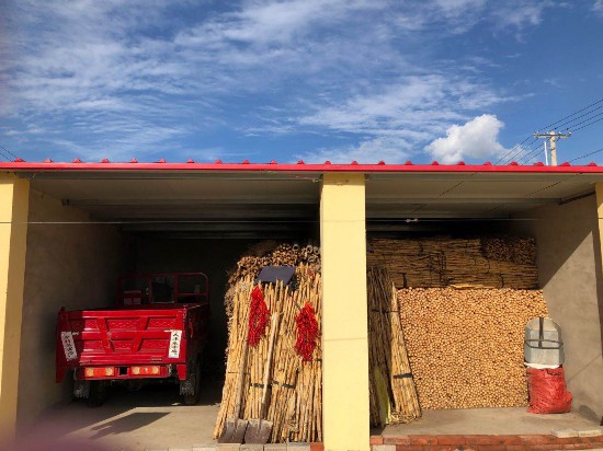 村民家中仓储的秸秆摆放的整整齐齐.仝宗莉摄