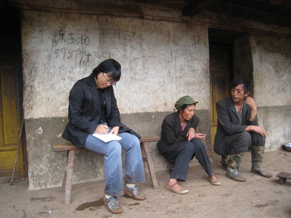 Zhang visits a student’s home in 2011 [Photo/Xinhua] 