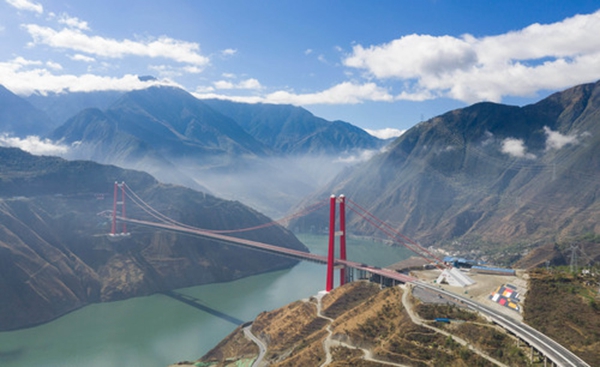 2018年底建成通车的雅康高速泸定大渡河大桥.(新华社记者江宏景摄)