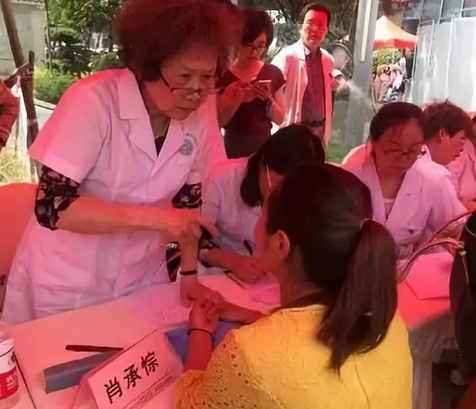 Senior TCM Expert Promotes Women's Health for Five Decades in Beijing