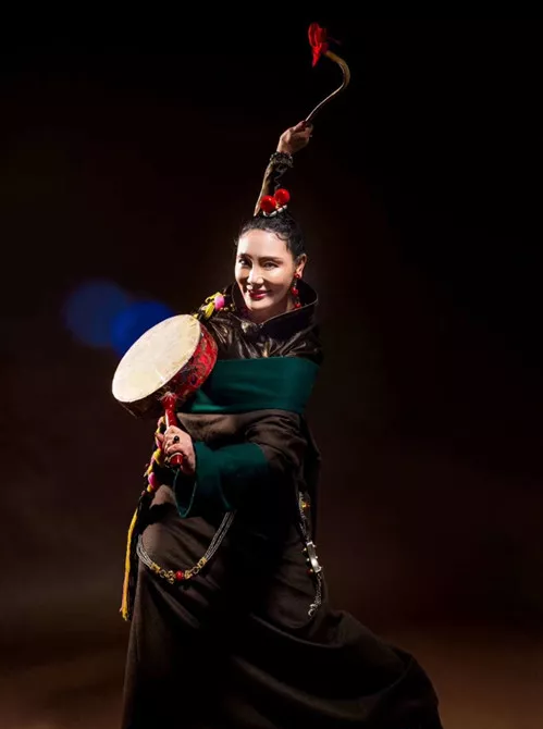 热巴皇后爱舞蹈将舞技从舞台带到了三尺讲台