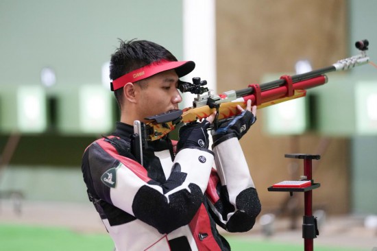 7月20日,中国射击队队员杨皓然在训练中.新华社记者鞠焕宗摄