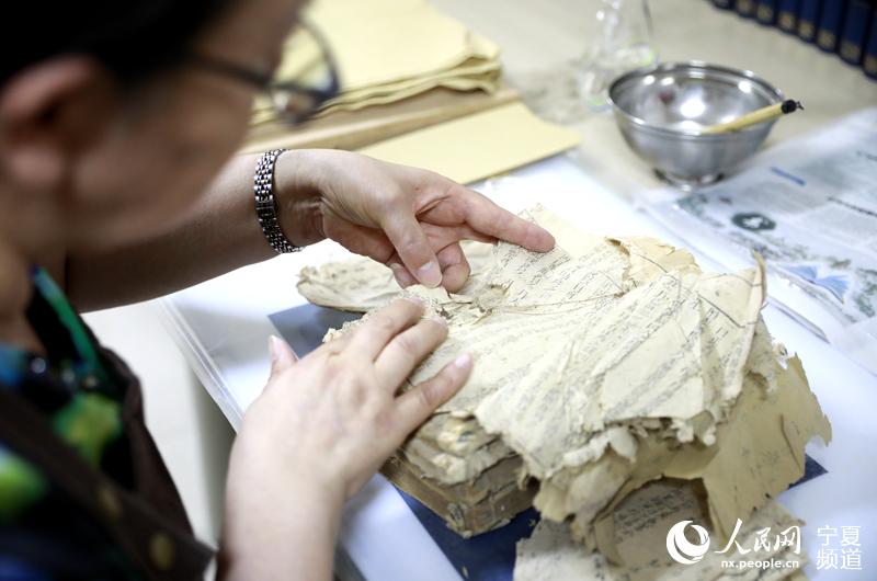 Ancient books restorer committed to protecting treasures of civilization