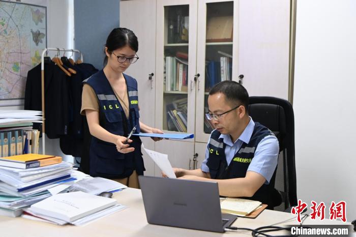 在减灾所，王暾带领团队成员分析灾害预警信息。　安源 摄