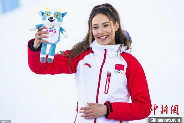 当地时间2020年1月18日，瑞士洛桑，2020冬青奥会自由式滑雪坡面障碍技巧，谷爱凌摘银。图片来源：ICphoto