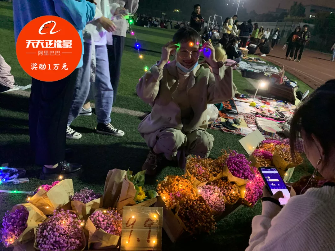 看哭 抗癌7年女大学生卖花救母 今世卖花 来世漂亮 中国好故事