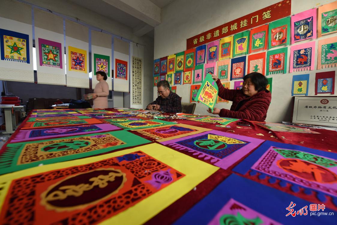 Folk artists making special paper-cut in E China's Shandong Province Folk artists making special paper-cut in E China's Shandong Province