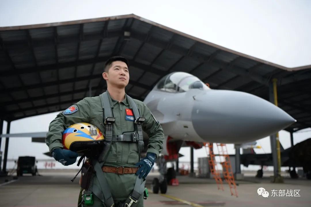 "金头盔"与航空工程师一见钟情